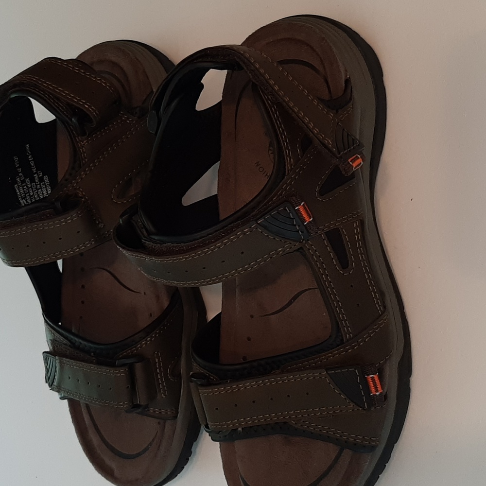 Earth Spirit Men,s brown sandels size 9 new without tags